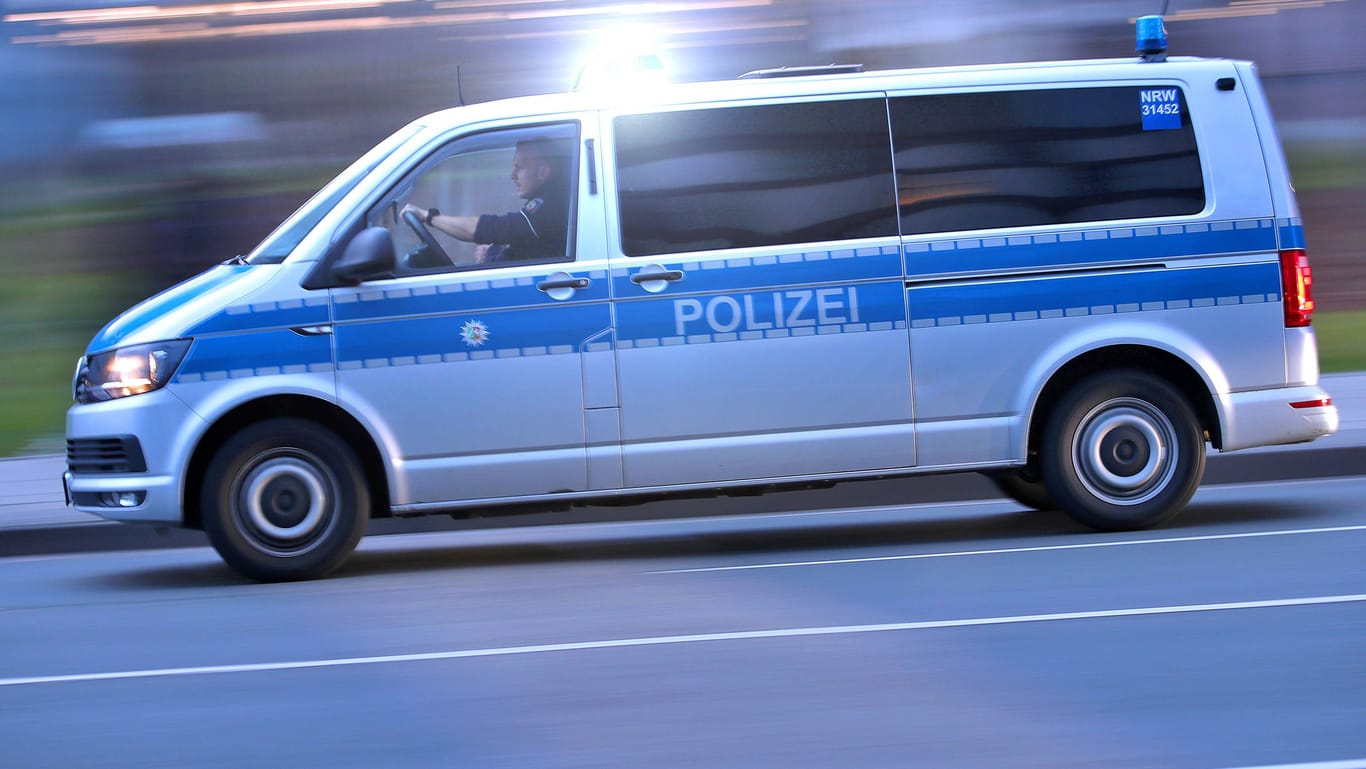 Ein Einsatzfahrzeug der Polizei fährt mit Blaulicht zu einem Einsatz (Symbolbild): Auf der A57 hat ein Pkw-Fahrer auf einen Lkw geschossen.