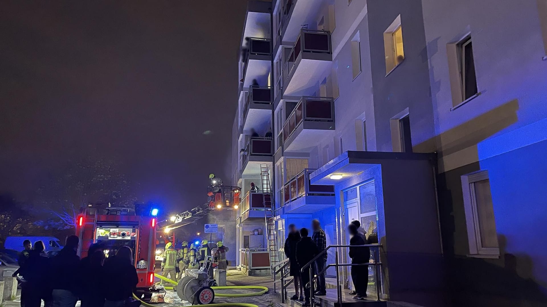 Der Einsatzort: Die Feuerwehr war mit 100 Einsatzkräften vor Ort.