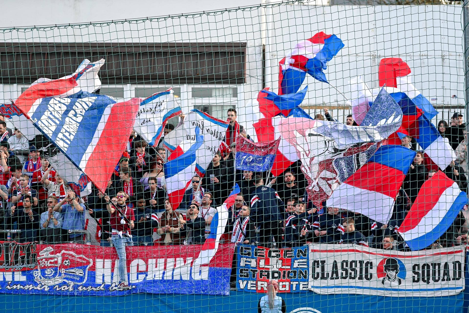 Unterhachinger Fans schwenken Fahnen und machen Stimmung (Archivbild): Jetzt steht fest, wie es mit ihrem Stadion weitergeht.