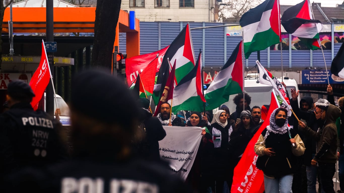 Eine Demonstration in Mühlheim, organisiert von der Organisation Samidoun: In Berlin wurden Protestzüge vom gleichen Veranstalter wegen antisemitischer Ausfälle verboten.