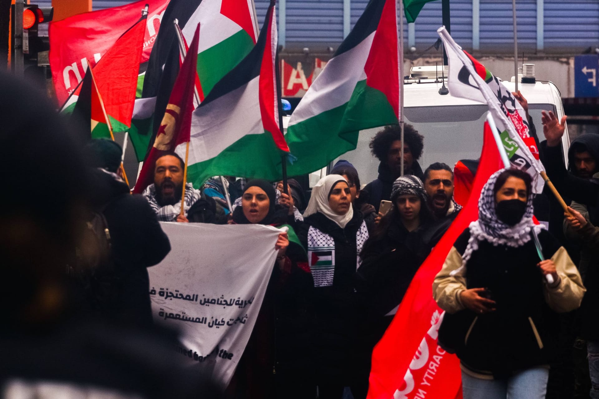 Eine Demonstration in Mühlheim, organisiert von der Organisation Samidoun: In Berlin wurden Protestzüge vom gleichen Veranstalter wegen antisemitischer Ausfälle verboten.