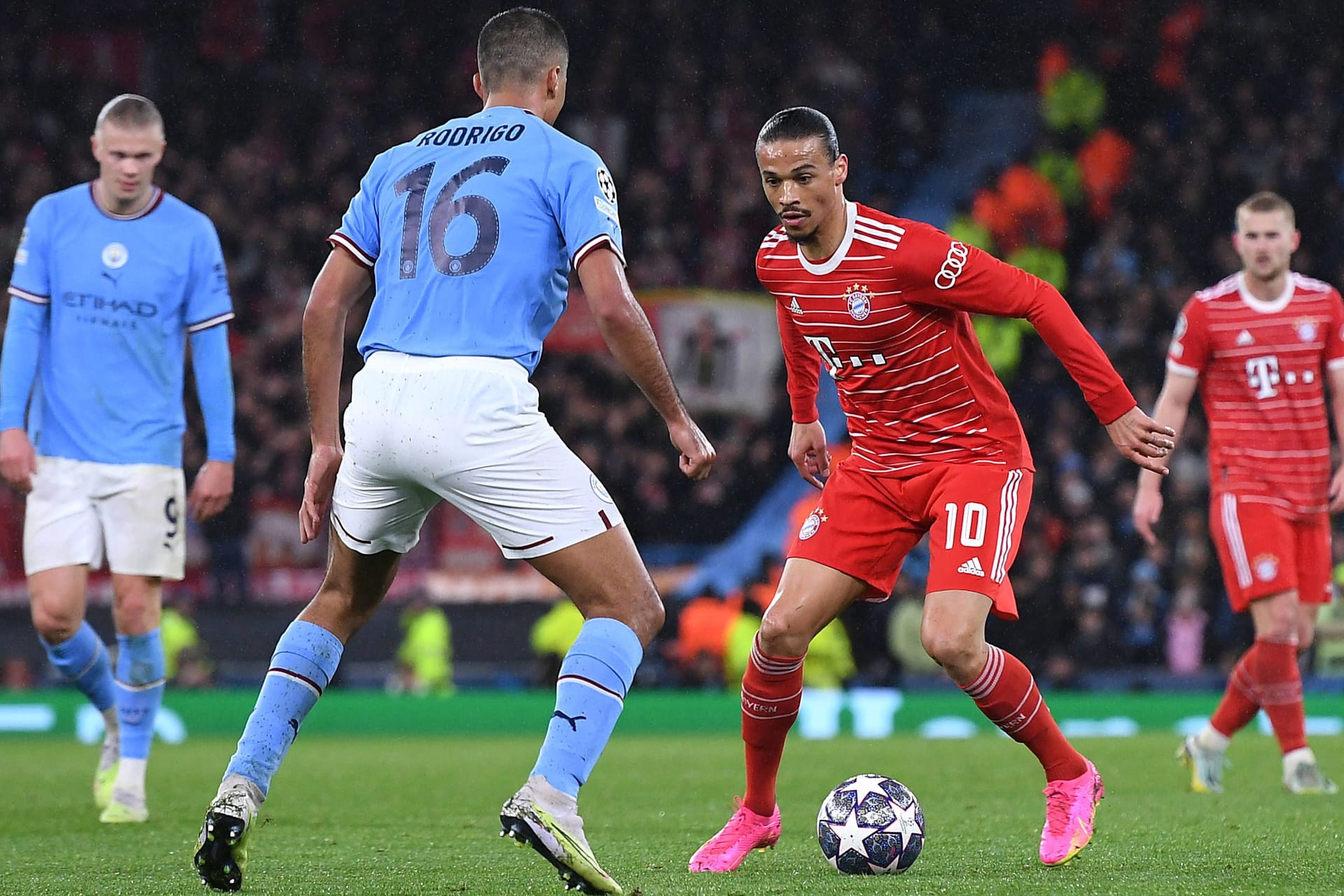 Leroy Sané am Ball: Gegen Manchester City müssen die Bayern einen 0:3-Rückstand im Rückspiel gut machen, um ins Halbfinale zu ziehen.