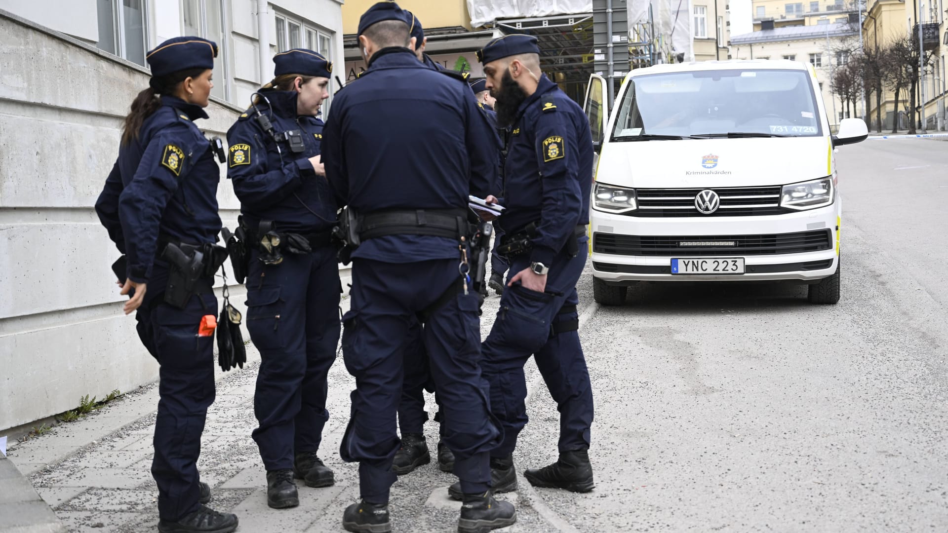 Schwedische Polizisten stehen zusammen (Symbolbild): Ein Straftäter ist auf dem Weg zum Zahnarzt von Maskierten befreit worden.