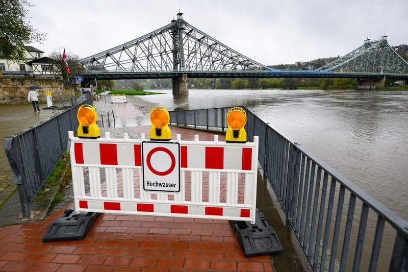 Ein Schild an einer Absperrung warnt vor Hochwasser am Elberadweg vor dem Schillergarten nahe des Blauen Wunder. Der Pegel der Elbe in Dresden beträgt momentan 4,08 Meter.