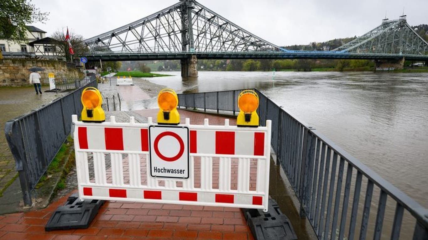 Ein Schild an einer Absperrung warnt vor Hochwasser am Elberadweg vor dem Schillergarten nahe des Blauen Wunder. Der Pegel der Elbe in Dresden beträgt momentan 4,08 Meter.