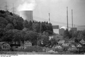 Das Kernkraftwerk Niederaichbach wurde zu einem Millionengrab: Der Meiler, der 1974 in Betrieb ging, war wegen "technischer Schwierigkeiten" nur 18 Volllasttage am Netz gewesen. Bau und Inbetriebnahme hatten 232 Millionen Mark gekostet, über 280 Millionen Mark kamen für den Abbau zusammen.