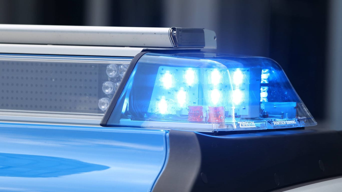 Blaulicht auf einem Polizeiwagen (Symbolbild): Bei Stuttgart kam es zu Behinderungen.