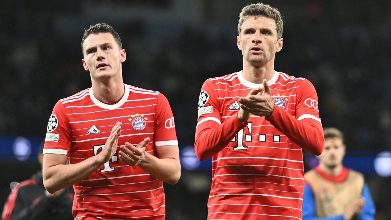 Benjamin Pavard (l.) und Thomas Müller: Die beiden Bayern-Profis sind etwas später als geplant wieder in München gewesen.