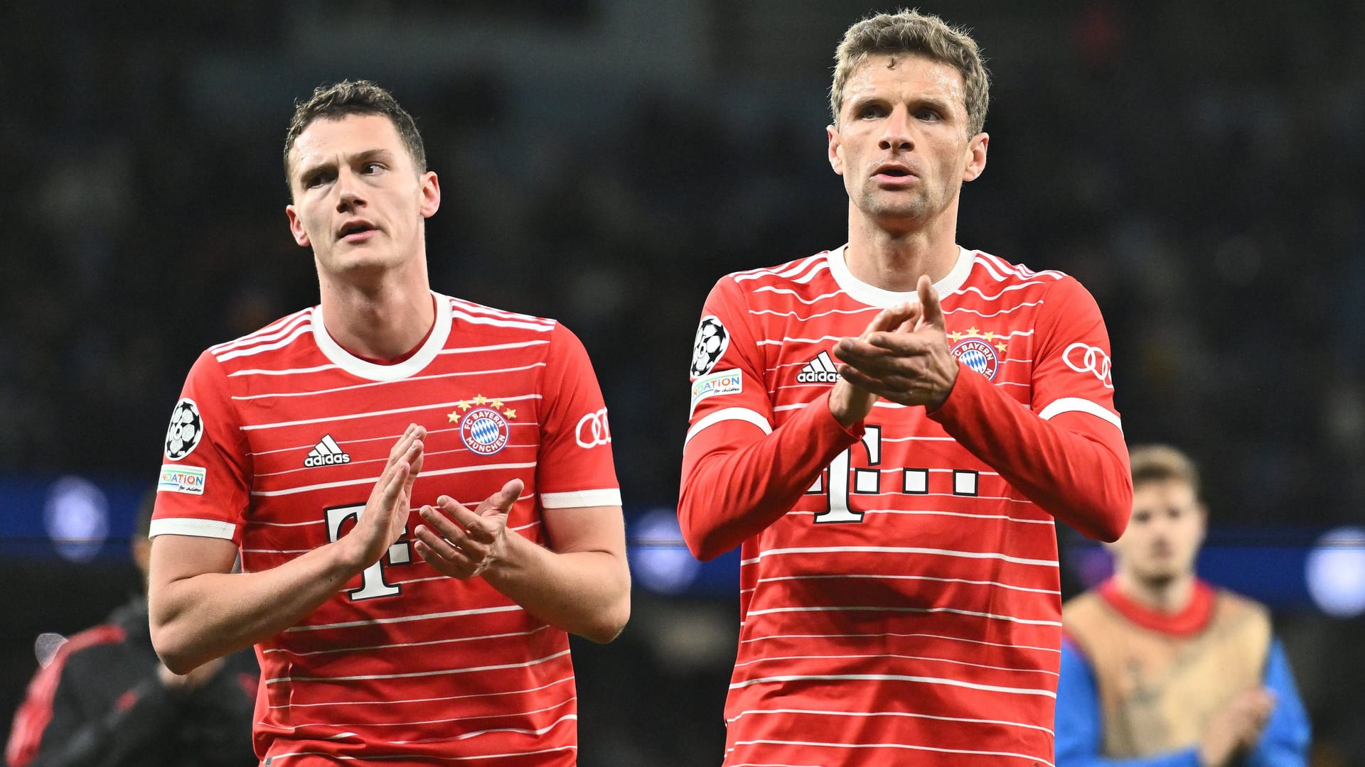 Benjamin Pavard (l.) und Thomas Müller: Die beiden Bayern-Profis sind etwas später als geplant wieder in München gewesen.