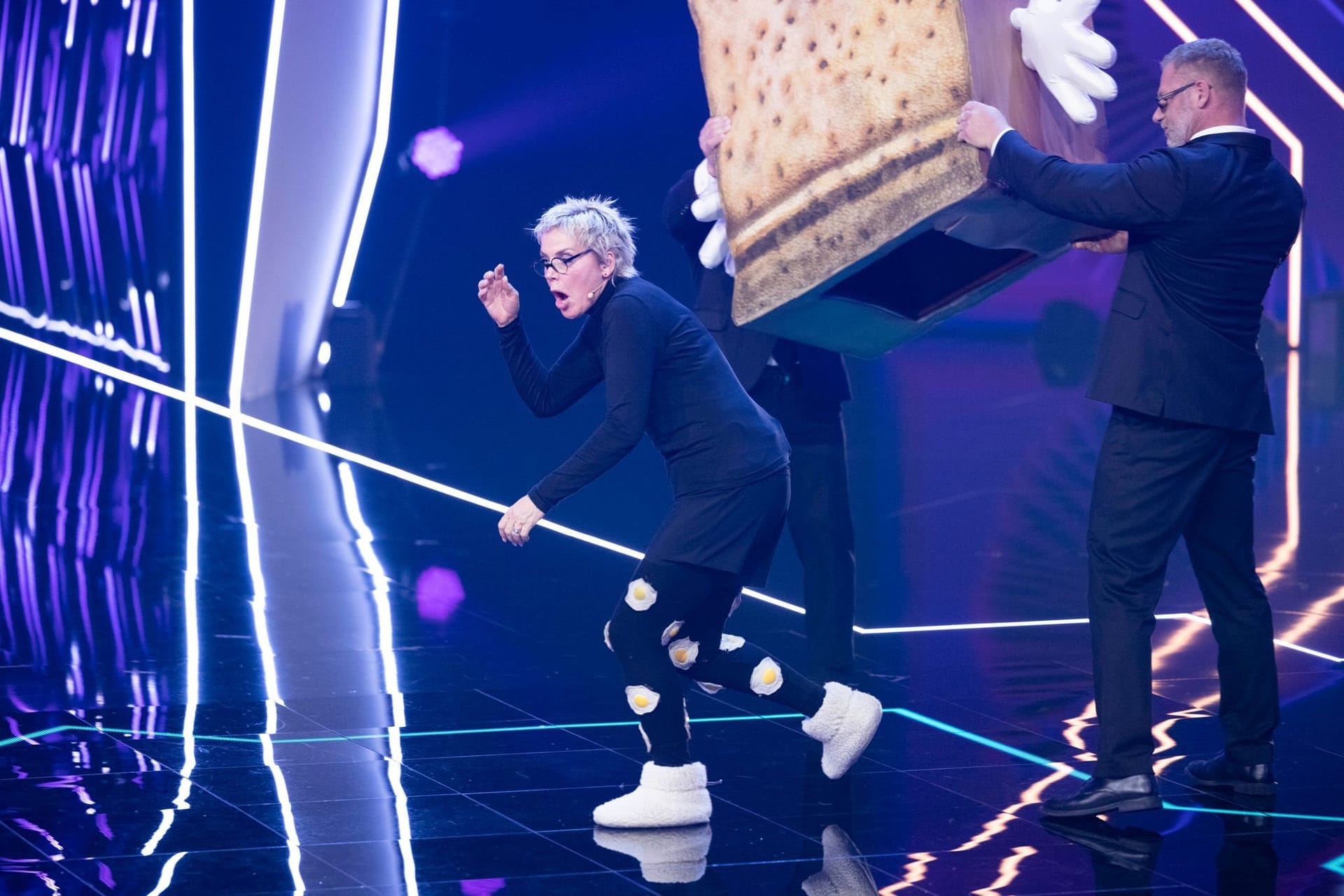 Inka Bause steht als Figur "Der Toast" in der Show "The Masked Singer" auf der Bühne. Sie wurde entarnt.