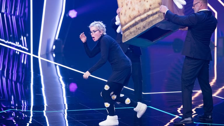 Inka Bause steht als Figur "Der Toast" in der Show "The Masked Singer" auf der Bühne. Sie wurde entarnt.