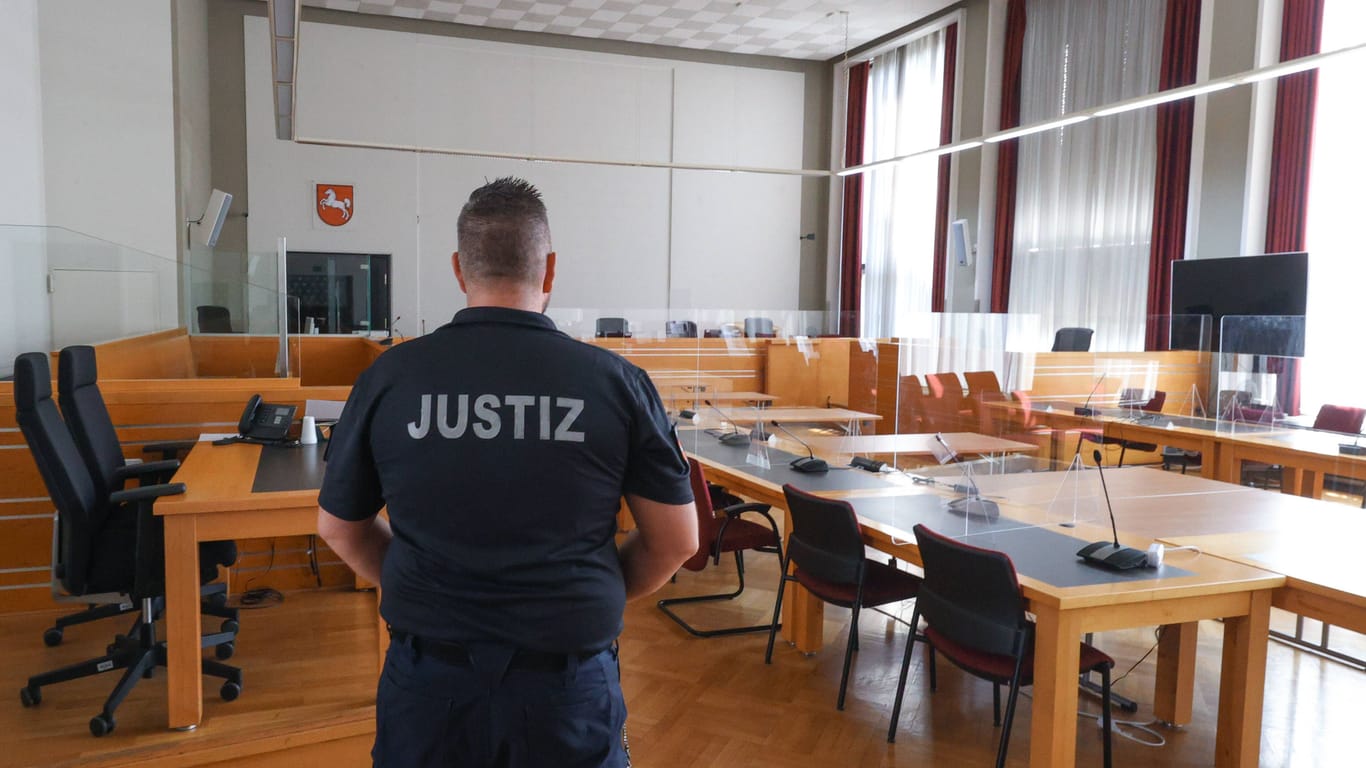 Der große Verhandlungsaal im Landgericht Hannover (Archivbild): Am Montag soll das Urteil im Prozess gegen zwei Jugendliche fallen.