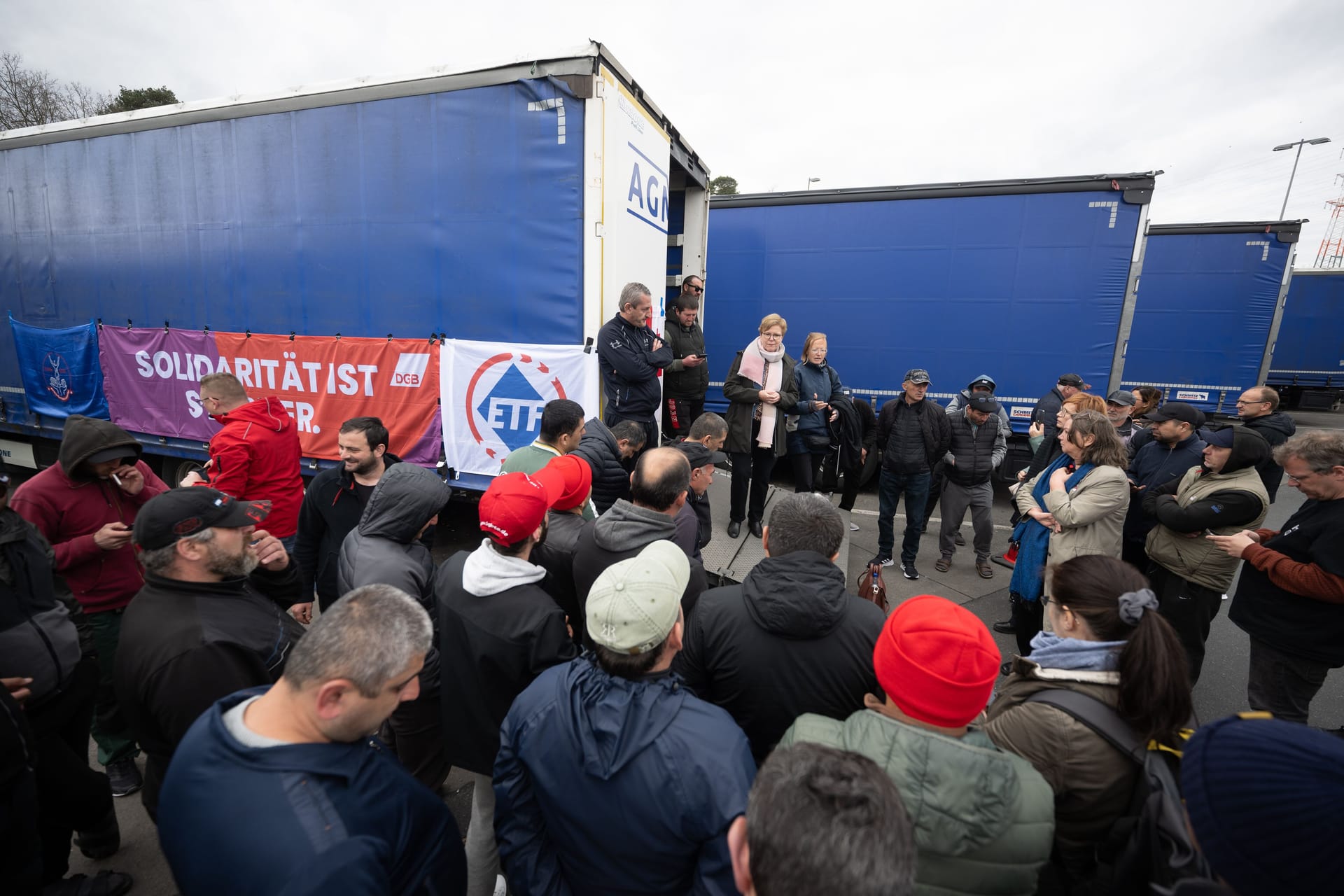 SPD-Politikerin Gabriele Bischoff, Mitglied des Europäischen Parlaments, spricht während des Streiks von Lastwagenfahrern auf der Raststätte Gräfenhausen West mit den Fahrern: Die Fahrer fordern seit mehreren Wochen ausstehenden Lohn von ihrem Arbeitgeber.