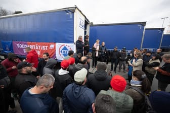 SPD-Politikerin Gabriele Bischoff, Mitglied des Europäischen Parlaments, spricht während des Streiks von Lastwagenfahrern auf der Raststätte Gräfenhausen West mit den Fahrern: Die Fahrer fordern seit mehreren Wochen ausstehenden Lohn von ihrem Arbeitgeber.