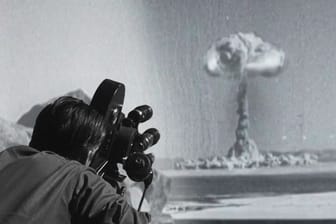 Live im amerikanischen Fernsehen: Diese Bilder zeigen die Detonation der Atombombe "Big Shot" mitten in Nevada.