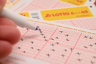 Ein ausgefüllter Lottoschein (Symbolfoto): Der Gewinner tippte in einer Annahmestelle in Delmenhorst.