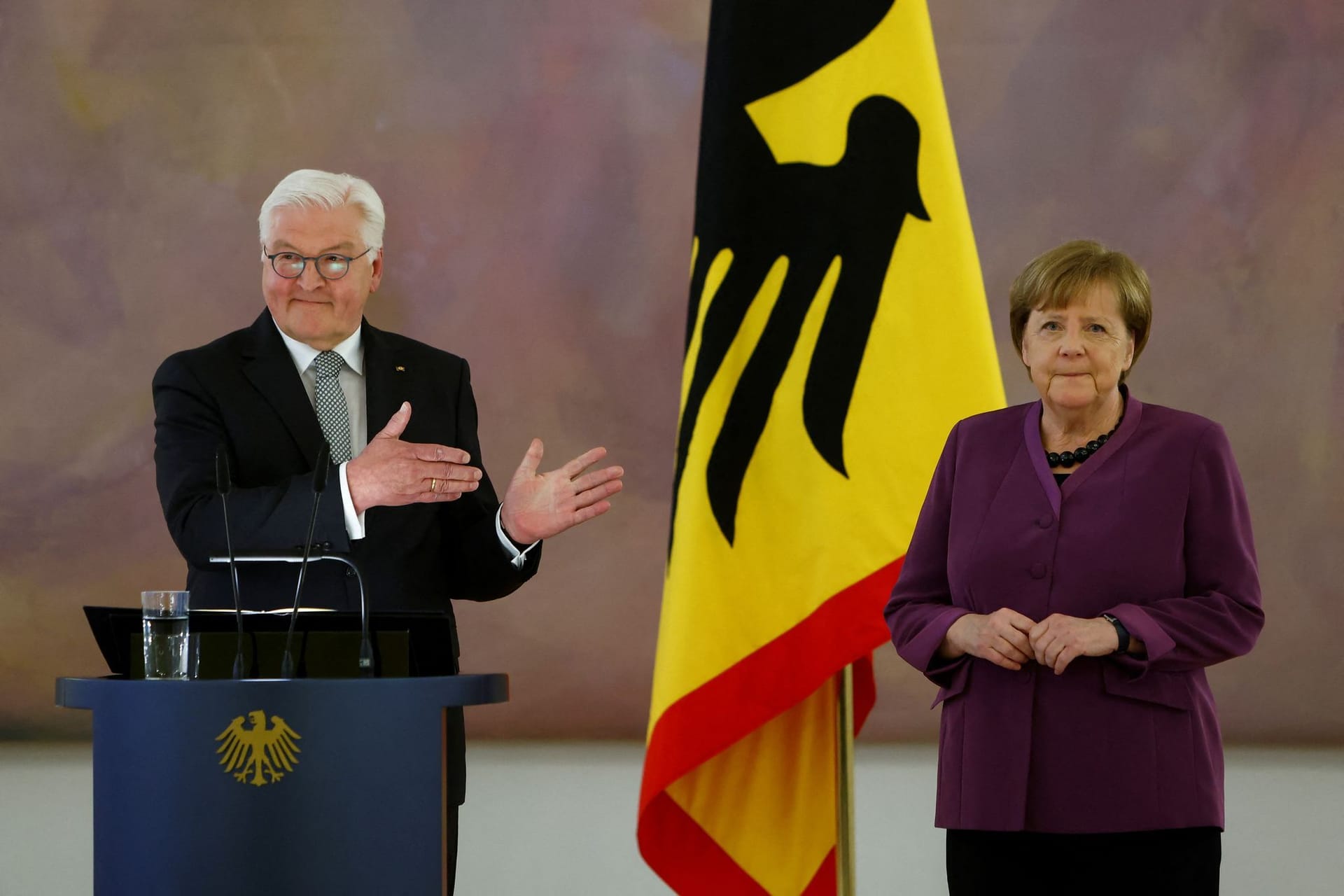 "16 Jahre lang haben Sie Deutschland gedient – mit Ehrgeiz, mit Klugheit, mit Leidenschaft", sagte Steinmeier.