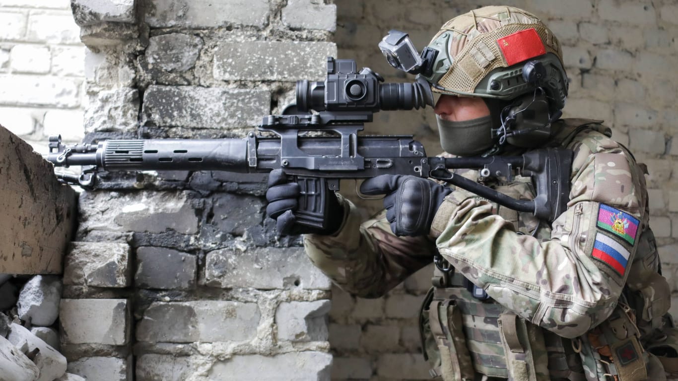 Ein russischer Soldat im Dombass: Während Russlands Angriffswelle versandet, bereitet sich die Ukraine zum Gegenangriff vor.