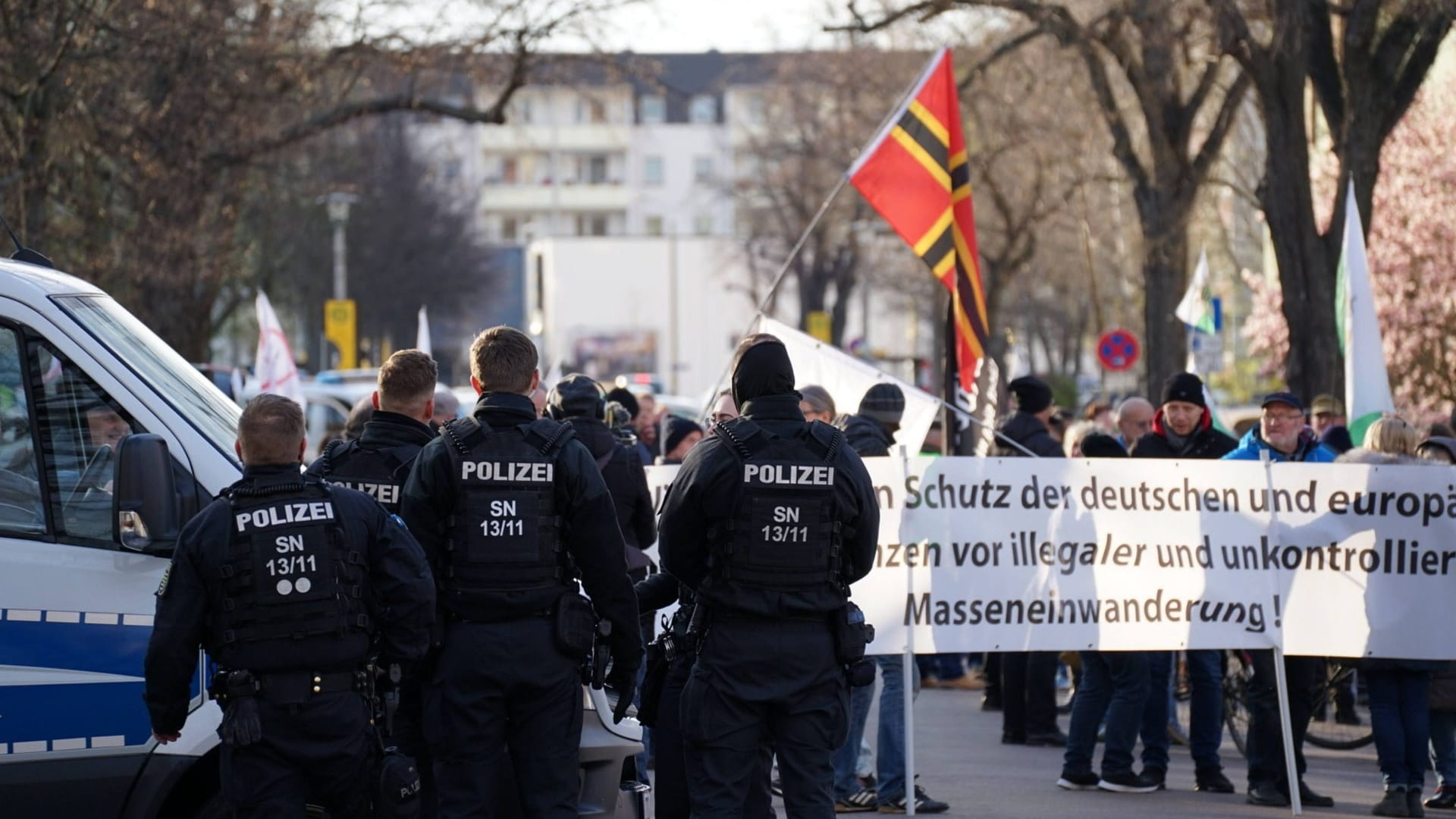 Unter dem Motto „Nein zum Heim“ wurde in Dresden erneut durch die Freien Sachsen demonstriert. Unter dem Motto „Nein zum Heim“ wurde in Dresden erneut durch die Freien Sachsen demonstriert.