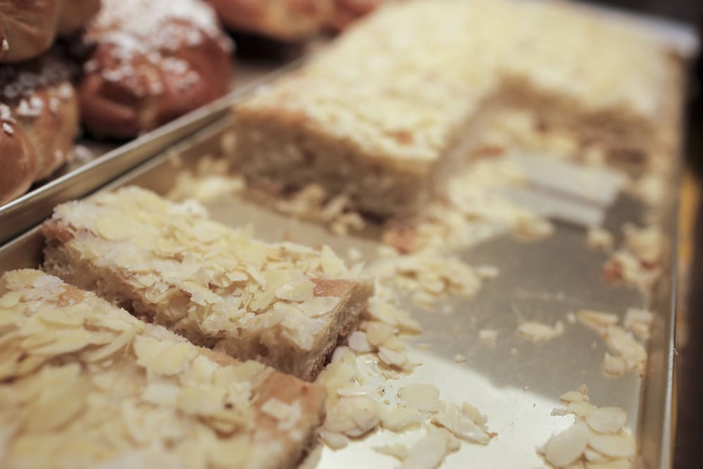 Butterkuchen in der Auslage einer Bäckerei (Symbolfoto): Eine Familienbäckerei aus der Region Cuxhaven geht einen drastischen Schritt.