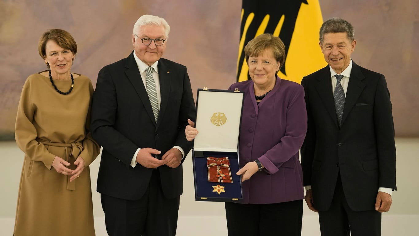 Frank-Walter Steinmeier (2. v. l.), seine Ehefrau Elke Buedenbender, Angela Merkel (2. v. r.) und ihr Ehemann Joachim Sauer: Die Ex-Kanzlerin wurde zwischenzeitlich emotional.