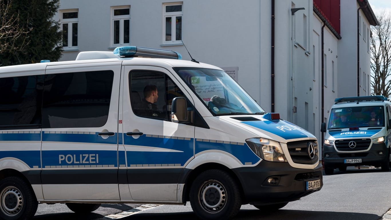 Wunsiedel (Bayern): Ein Einsatzwagen der Polizei sperrt die Straße zum Kinder- und Jugendhilfezentrum ab, wo ein zehnjähriges Mädchen tot aufgefunden wurde.