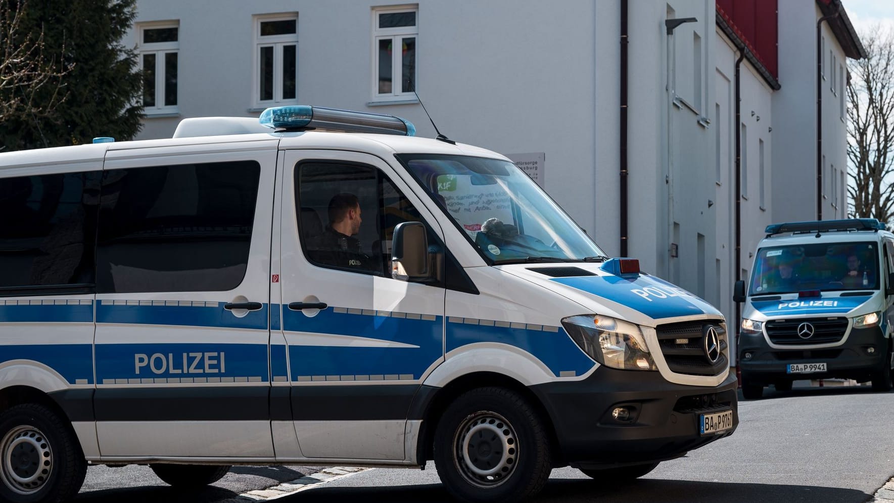 Wunsiedel (Bayern): Ein Einsatzwagen der Polizei sperrt die Straße zum Kinder- und Jugendhilfezentrum ab, wo ein zehnjähriges Mädchen tot aufgefunden wurde.