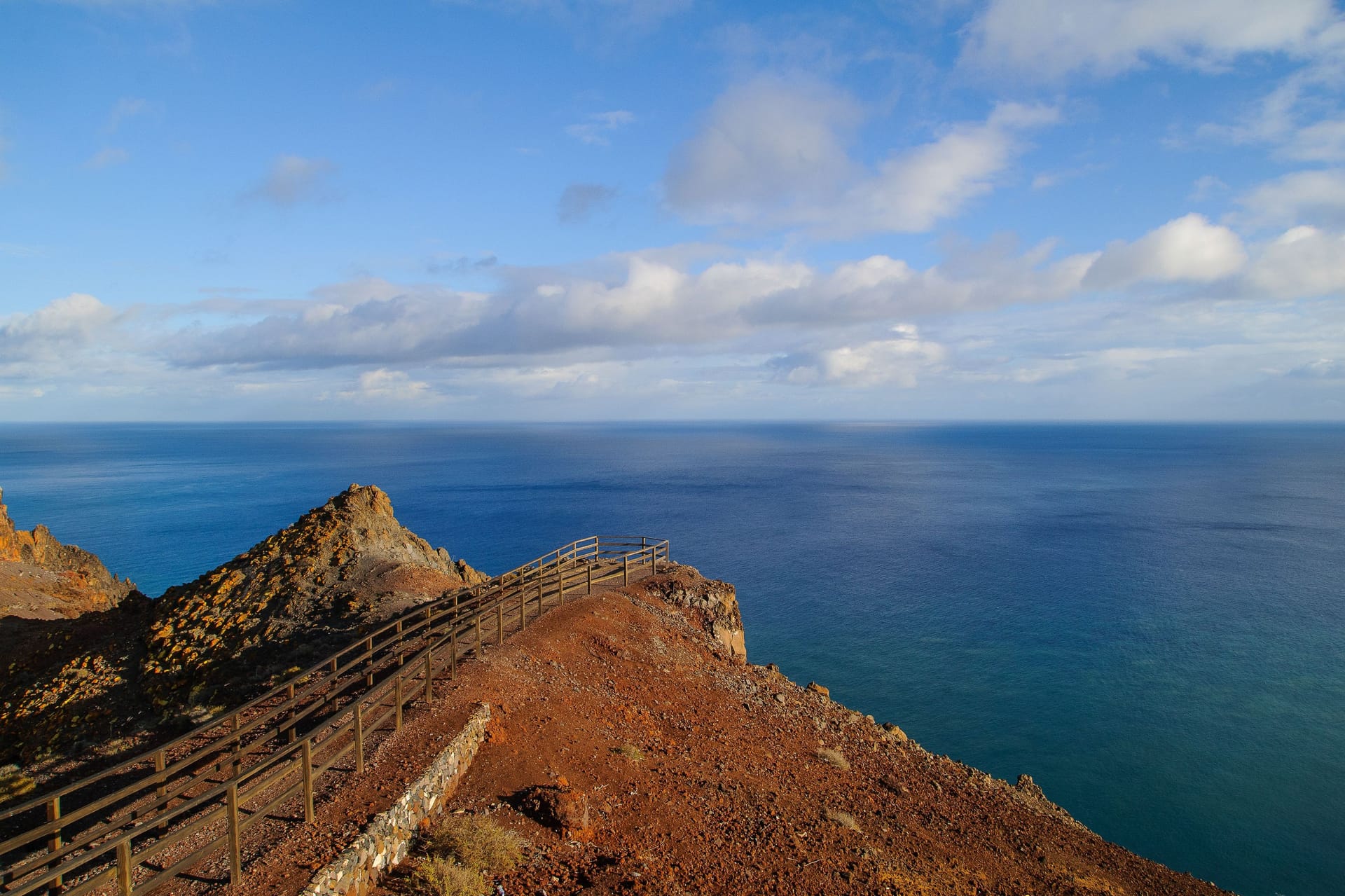 Aussichtspunkt auf Fuerteventura (Symbolbild): Auf der Ferieninsel starben zwei Deutsche unter bislang noch ungeklärten Umständen.