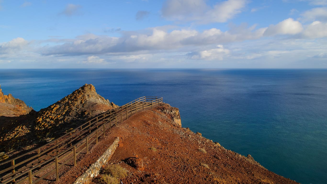 Aussichtspunkt auf Fuerteventura (Symbolbild): Auf der Ferieninsel starben zwei Deutsche unter bislang noch ungeklärten Umständen.