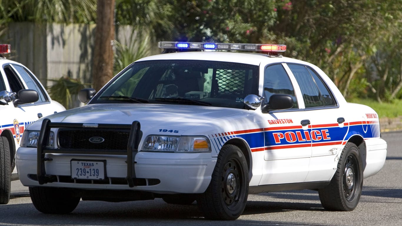 Ein Polizeifahrzeug in Texas (Symbolbild): Ein Paar wurde festgenommen, weil es gewaltsam Kinder tätowiert haben soll.