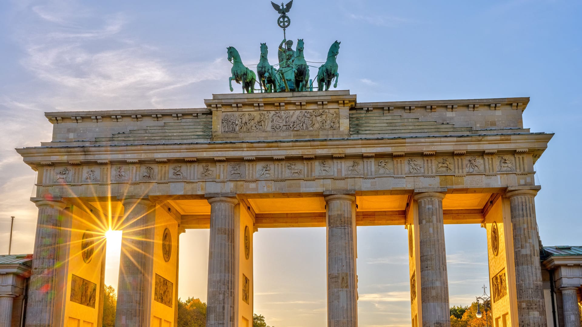 Sonnenstrahlen am Brandenburger Tor (Archivbild): Zum Wochenende hin wird es in der Hauptstadt warm.