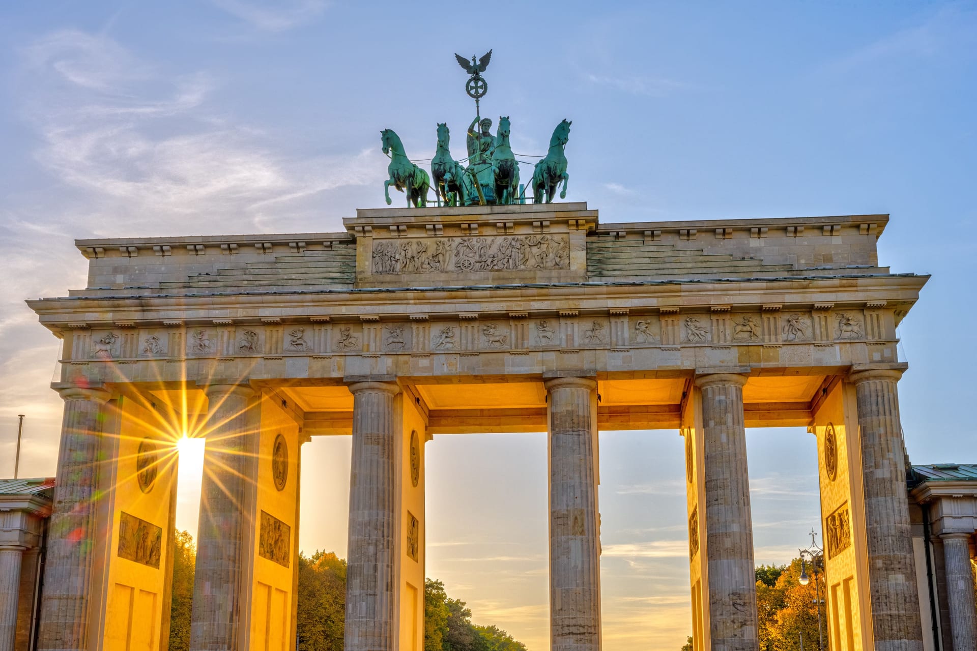 Sonnenstrahlen am Brandenburger Tor (Archivbild): Zum Wochenende hin wird es in der Hauptstadt warm.