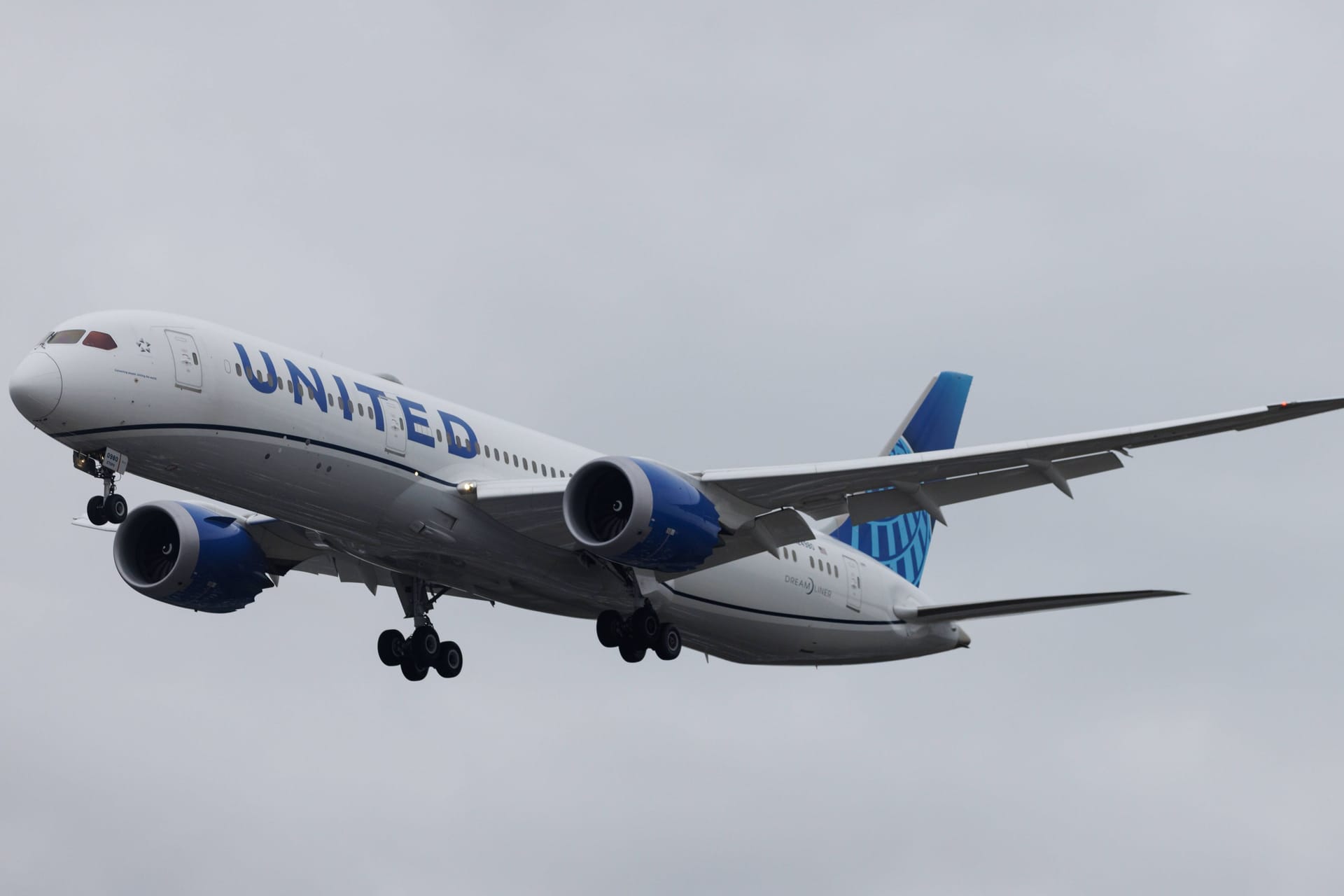 Eine Boeing 787 der United Airlines (Archivbild): Nahe New York musste Flieger wegen starker Winde notlanden.