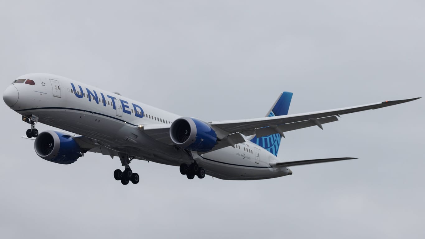 Eine Boeing 787 der United Airlines (Archivbild): Nahe New York musste Flieger wegen starker Winde notlanden.