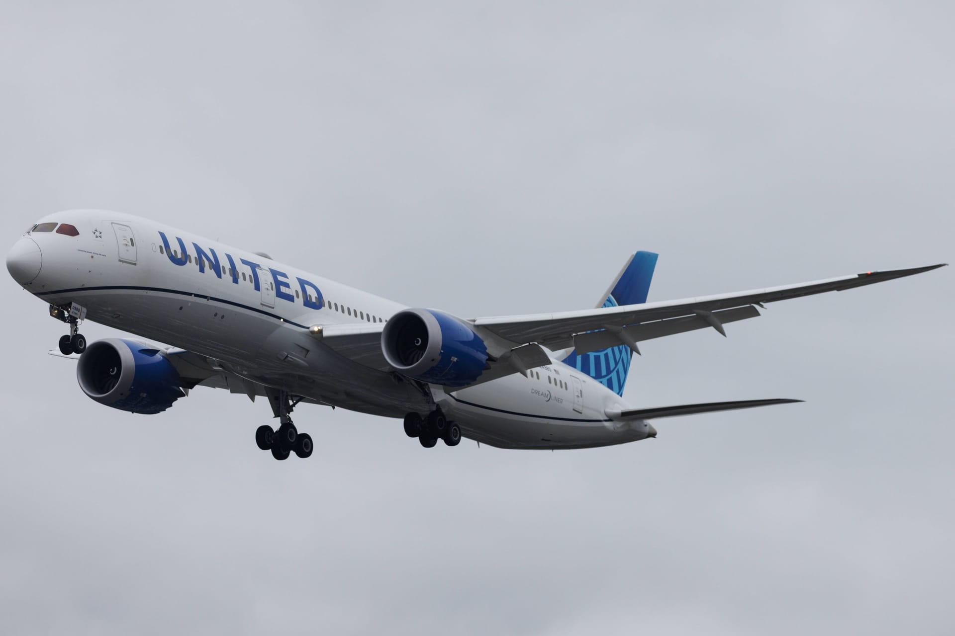 Eine Boeing 787 der United Airlines (Archivbild): Nahe New York musste Flieger wegen starker Winde notlanden.