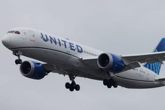 Eine Boeing 787 der United Airlines (Archivbild): Nahe New York musste Flieger wegen starker Winde notlanden.