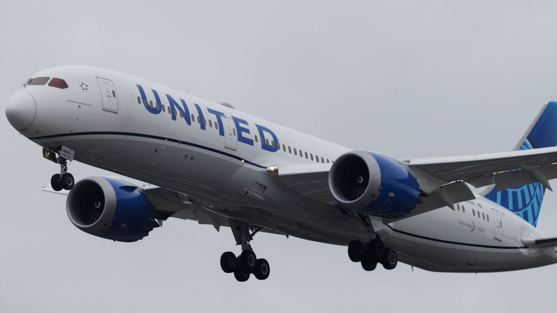 Eine Boeing 787 der United Airlines (Archivbild): Nahe New York musste Flieger wegen starker Winde notlanden.