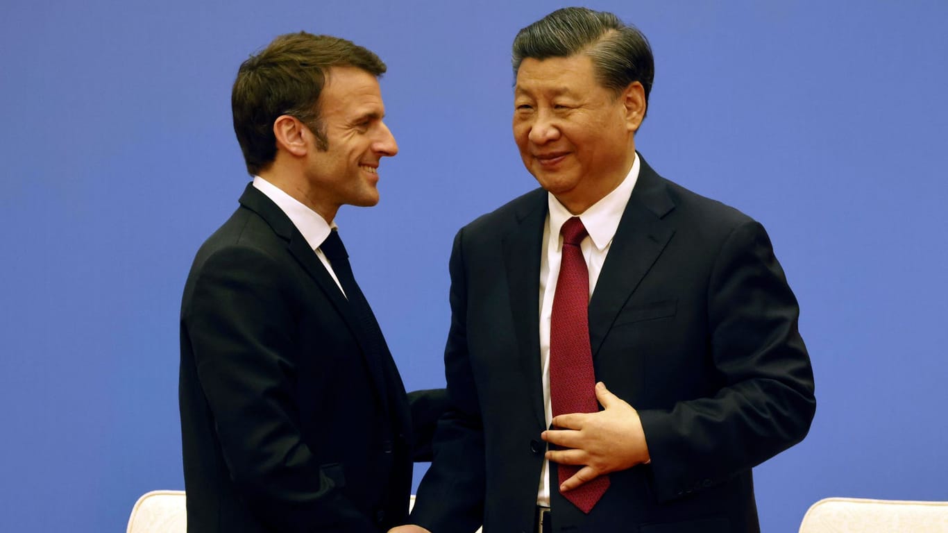 Emmanuel Macron und Xi Jinping: Der chinesische Präsident beließ es bei einem gemeinsamen Auftritt bei den bereits bekannten Positionen – aller Appelle zum Trotz.