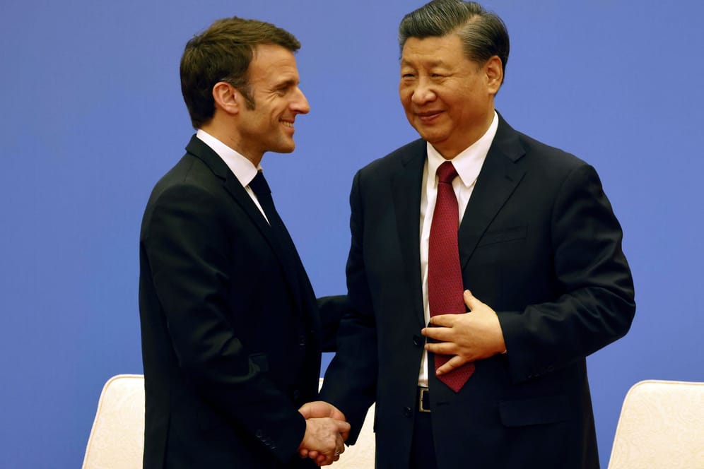 Emmanuel Macron und Xi Jinping: Der chinesische Präsident beließ es bei einem gemeinsamen Auftritt bei den bereits bekannten Positionen – aller Appelle zum Trotz.