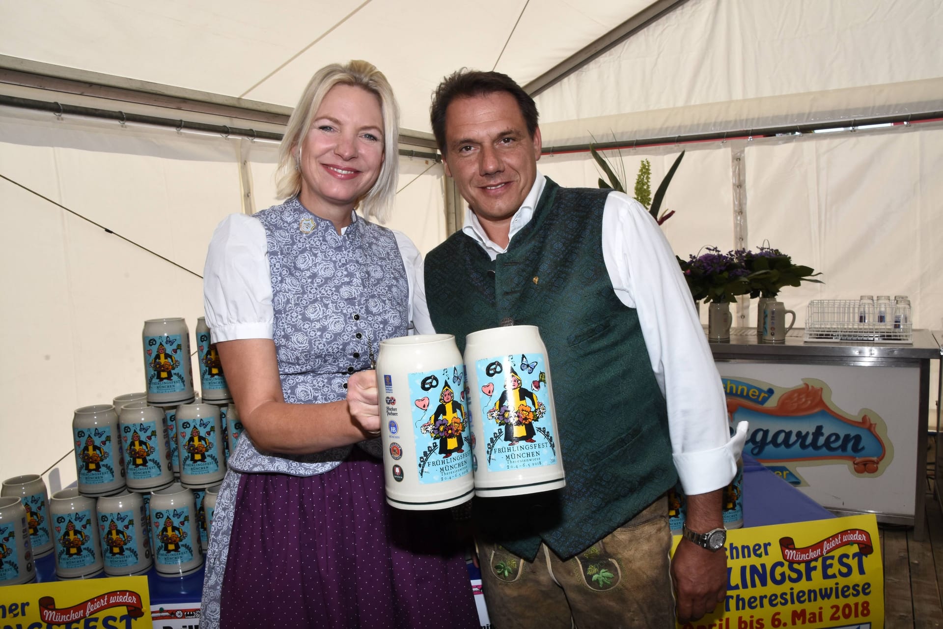 Tina Krätz vom Spaten-Festzelt Hippodrom und Peter Schöninger vom Augustiner-Festzelt Bayernland stoßen miteinander an (Archivbild): Jetzt steht der Masspreis fest.