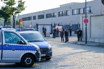 Polizeiautos stehen zum Prozess-Auftakt vor dem Oberlandesgericht Dresden (Archivbild):