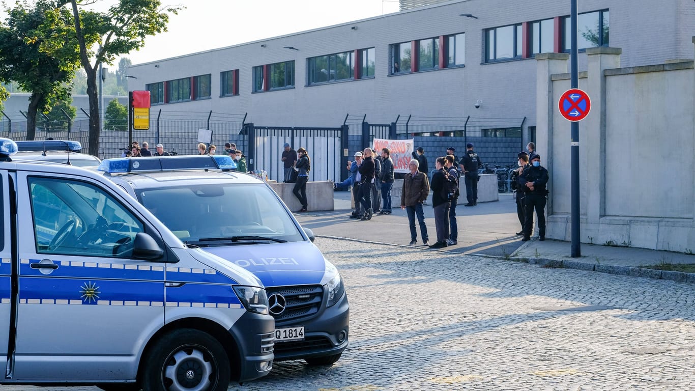 Polizeiautos stehen zum Prozess-Auftakt vor dem Oberlandesgericht Dresden (Archivbild):