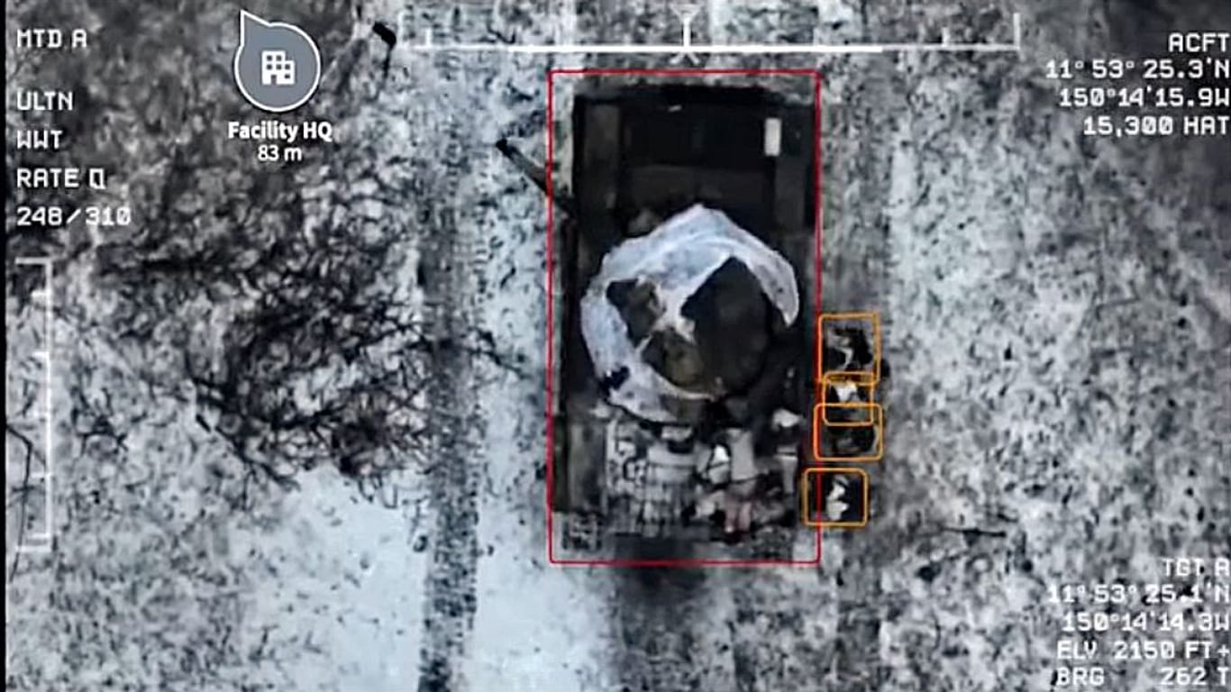 Ein Panzer im Drohnenbild: Palantir will die KI zum entscheidenen Mittler auf dem Schlachtfeld machen.
