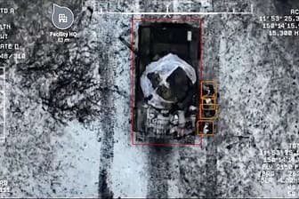 Ein Panzer im Drohnenbild: Palantir will die KI zum entscheidenen Mittler auf dem Schlachtfeld machen.