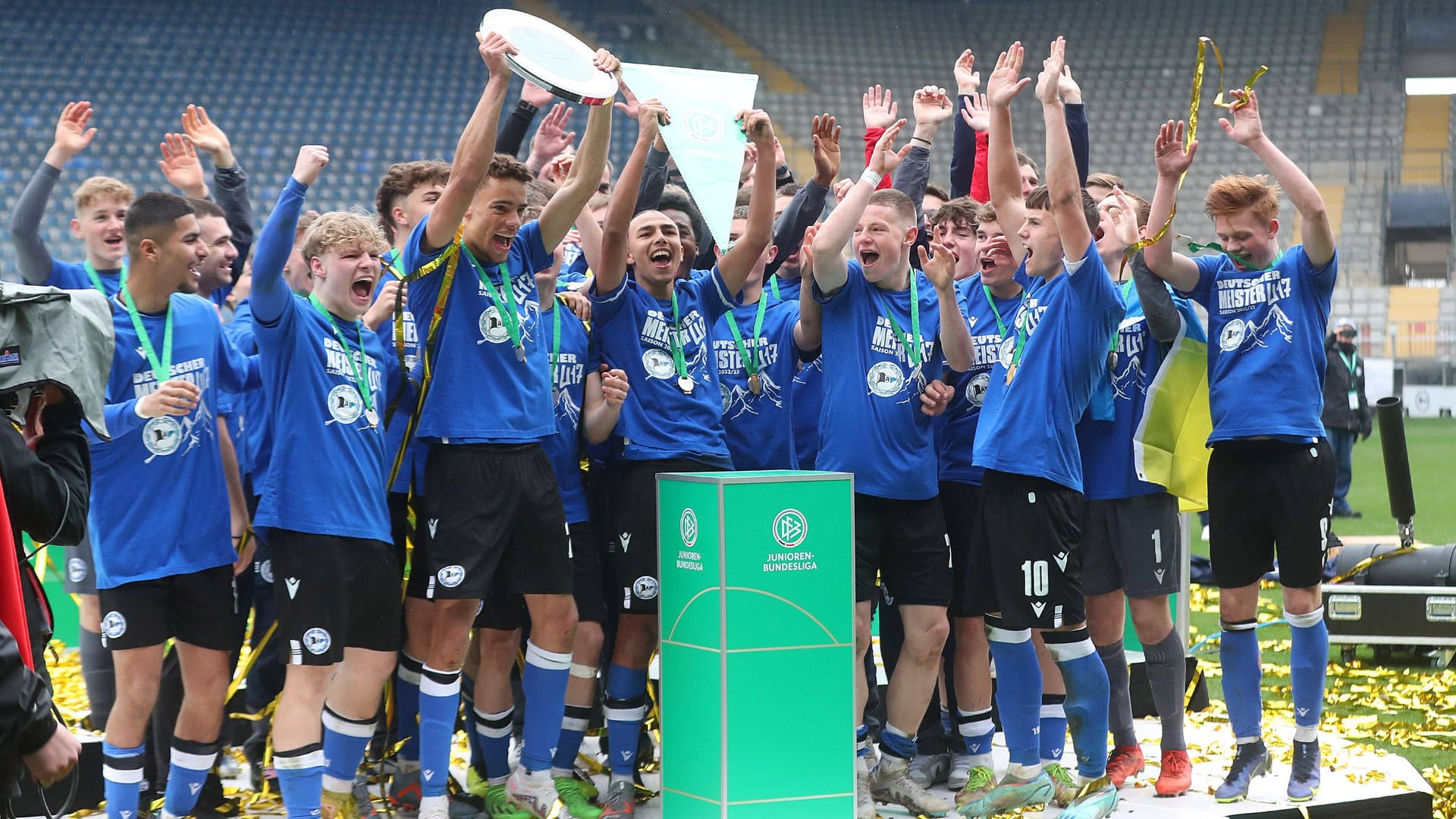 Bielefelds Spieler feiern den Titel gegen Wolfsburg.