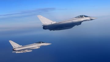 Fighter aircraft of the Royal Air Force (symbolic image): Eurofighter Typhoon aircraft rose over the Baltic Sea.