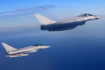 Kampfflugzeuge der Royal Air Force (Symbolbild): Flugzeuge vom Typ Eurofighter Typhoon stiegen über der Ostsee auf.