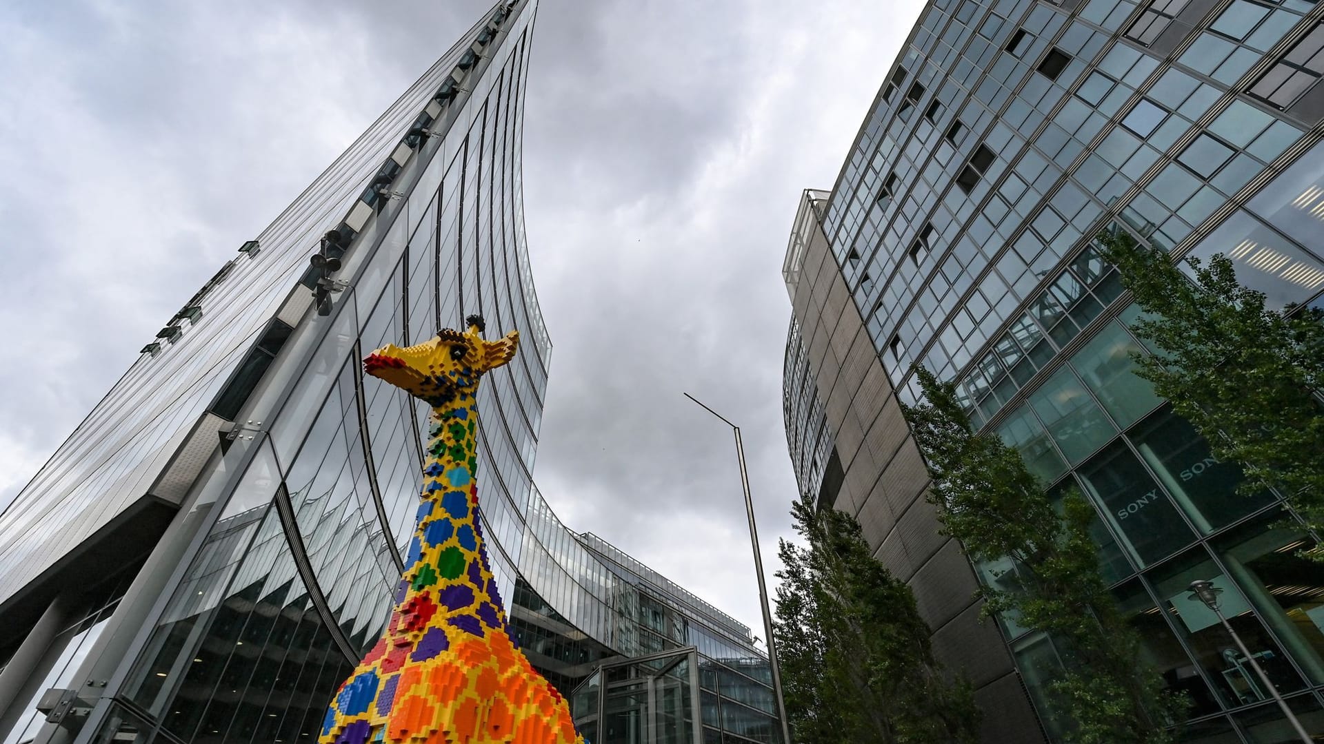 Lego-Giraffe am Sony-Center am Potsdamer Platz (Archivbild): Vorübergehend bekommt das Center einen sperrigeren Namen.