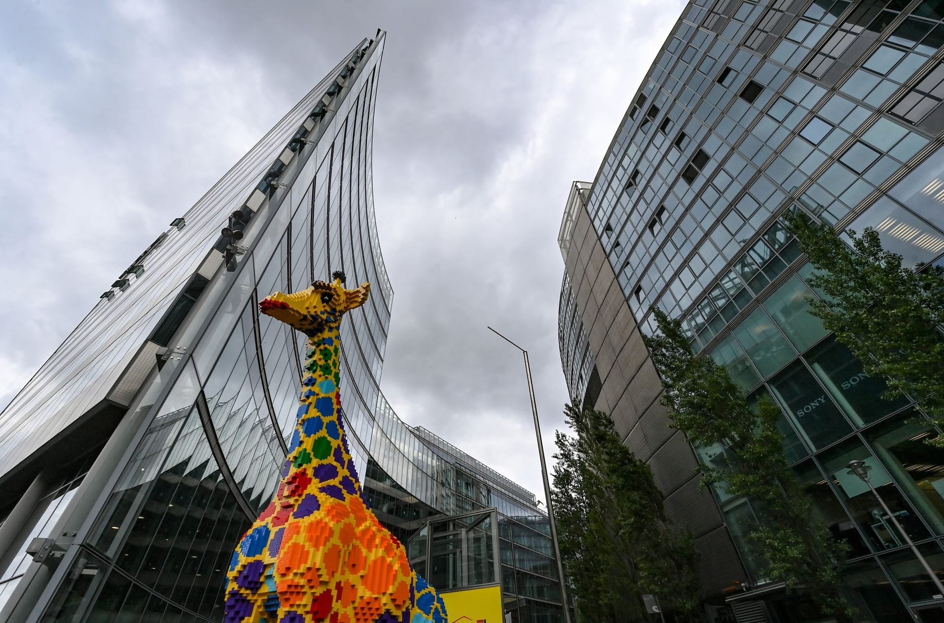 Lego-Giraffe am Sony-Center am Potsdamer Platz (Archivbild): Vorübergehend bekommt das Center einen sperrigeren Namen.