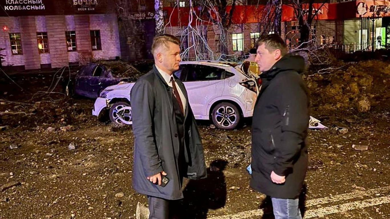 Der Bürgermeister von Belgorod, Valentin Demidov (l.), spricht mit einem Mann an der Stelle, an der es eine Explosion gegeben hat.